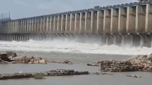 గేట్లు ఎత్తివేత- శ్రీశైలానికి భారీ వరద