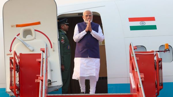 Yogandhra 2025: విశాఖ చేరుకున్న మోడీ-బాబు, పవన్ ఘనస్వాగతం..!