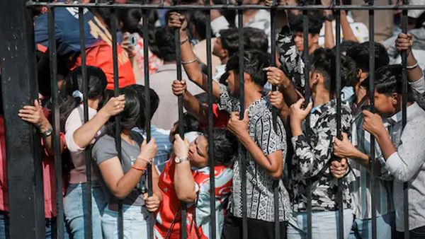 బెంగుళూరు తొక్కిసలాట ఘటనలో ఏపీ బాలిక మృతి..