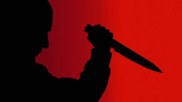 జీతం అడిగినందుకు కత్తితో పొడిచిన బాలీవుడ్ డైరెక్టర్..!