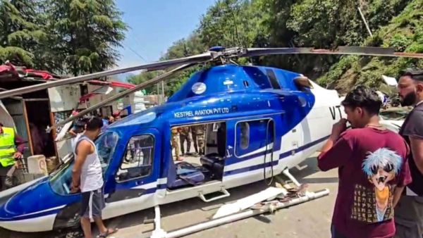 నడిరోడ్డులో హెలికాప్టర్ ఎమర్జన్సీ ల్యాండింగ్.. అసలు ఏం జరిగిందంటే ?