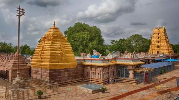 శ్రీశైలం ఆలయం వద్ద బాంబులు, బుల్లెట్లు..!