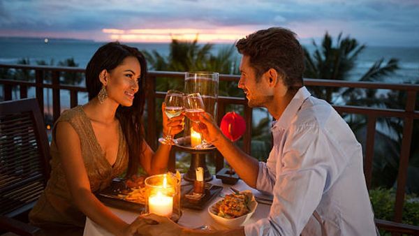 ఒక్క డిన్నర్ జీవితాన్నే మార్చేసింది.. రూ. 257 రూపాయిలతో కోటీశ్వరులైన జంట