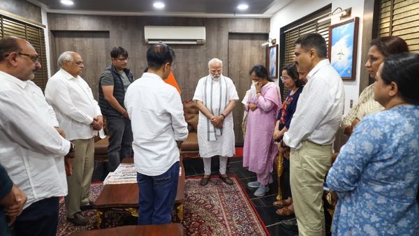 PM Modi: గుజరాత్ మాజీ సీఎం విజయ్ రూపానీ కుటుంబాన్ని పరామర్శించిన ప్రధాని మోడీ