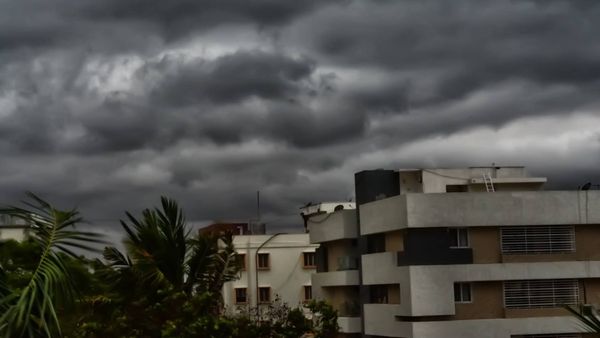 బంగాళాఖాతంలో ఉపరితల ఆవర్తనం.. ఏపీలో వర్షాలు