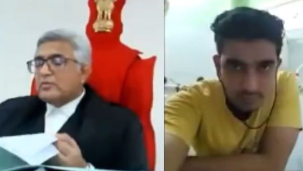 బాత్ రూమ్ నుంచే కోర్టు లైవ్ విచారణకు హాజరు