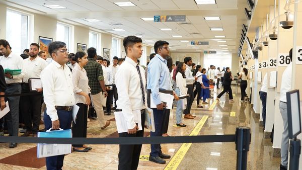 US Visa: అమెరికా వీసా కోసం మన విద్యార్దులేం చేస్తున్నారో తెలుసా ? అయినా..!
