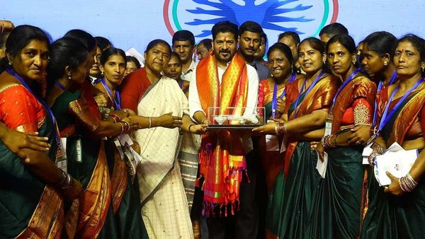 తెలంగాణ మహిళలకు భారీ శుభవార్త! త్వరలోనే వాళ్ళ ఖాతాల్లో డబ్బులు!