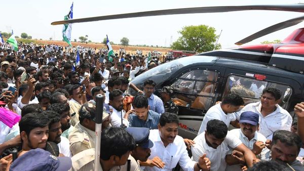 అందుకే జగన్ ను వదిలేసి వెళ్లిపోయా.. ! హెలికాఫ్టర్ పైలట్ షాకింగ్ ..!
