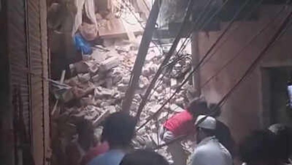 ఢిల్లీలో కుప్పకూలిన నాలుగంతస్తుల భవనం.. శిధిలాల క్రింద జనం!
