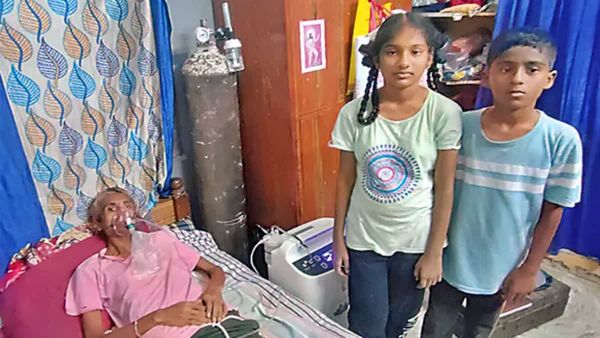 హృదయ విదారకం: కరెంట్ తీసేస్తే నాన్న ప్రాణం పోతుంది.. కాపాడమని చిన్నారుల వేడుకోలు!