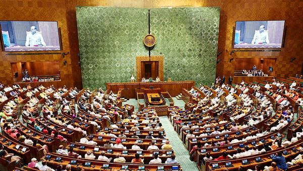 పార్లమెంట్ సమావేశాల వేళ ఒక్కటిగా అధికార, విపక్షాల నిర్ణయం.. అనూహ్యం!