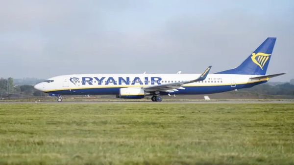 విమానంలో అగ్ని ప్రమాదం.. కిందకు దూకిన ప్రయాణికులు.. వీడియో వైరల్