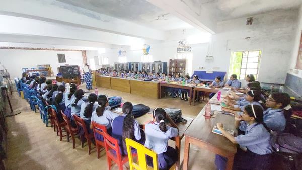 తెలంగాణ స్కూళ్లలో ఇకపై నో బ్యాక్ బెంచ్..! వాట్ ఏన్ ఐడియా సర్జీ..