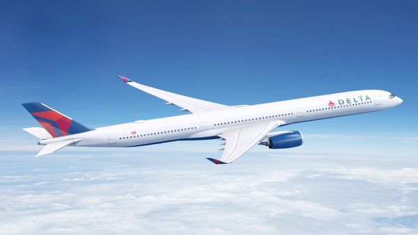 విమానం గాల్లో ఉండగానే భారీ కుదుపులు.. ఎమర్జెన్సీ ల్యాండింగ్