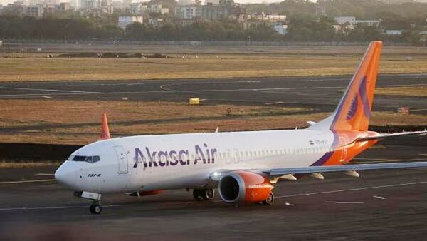 మరో ఘోరం.. విమానాన్ని ఢీ కొట్టిన కార్గో ట్రక్..