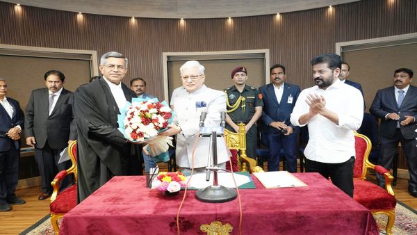 తెలంగాణ హైకోర్టు సీజేగా అపరేష్ కుమార్ సింగ్ ప్రమాణస్వీకారం