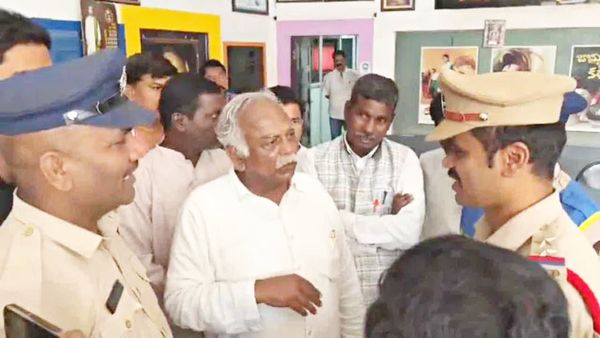 'ఆంధ్రా గో బ్యాక్' నినాదాలు.. తెలుగు ఫిలిం ఛాంబర్ వద్ద తీవ్ర ఉద్రిక్తత 