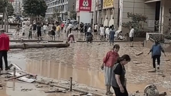 వరదలో కొట్టుకుపోయిన 12కోట్ల విలువైన బంగారం.. ఎగబడిన జనం!