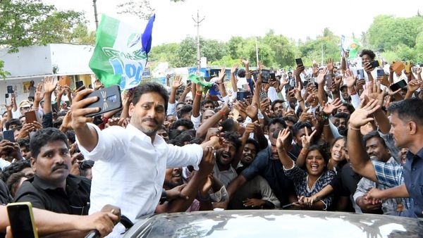 జగన్ టూర్ లో మారిన పోలీసు వ్యూహం ? ప్రభుత్వం అక్కడ సక్సెస్ ?