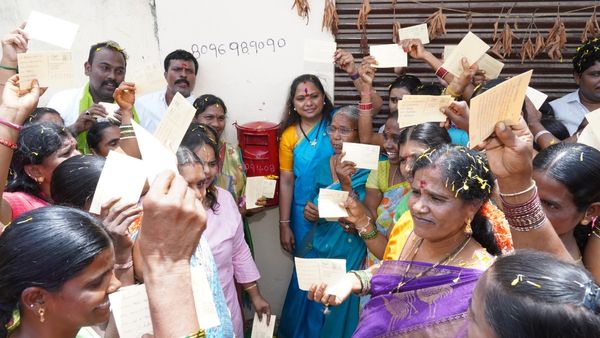 హామీలు గాలికొదిలారా?.. కాంగ్రెస్‌పై కవిత పోస్ట్‌కార్డుల యుద్ధం