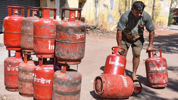 గ్యాస్ సిలిండర్లపై భారీ ఊరటనిచ్చిన కేంద్రం