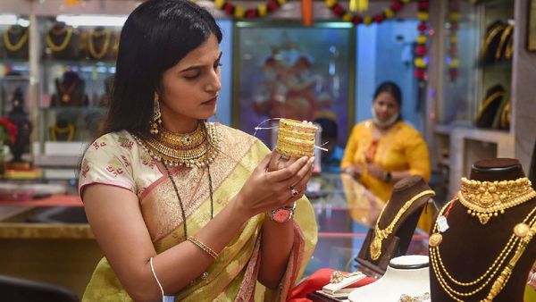 షాకిచ్చిన బంగారం
