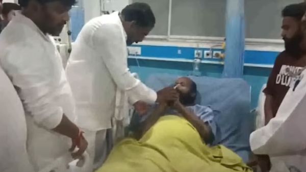 నటుడు ఫిష్ వెంకట్‌కు మంత్రి శ్రీహరి పరామర్శ.. ఆదుకుంటామని హామీ !