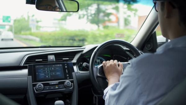 నిద్రమత్తులో ఓ కారు డ్రైవర్ చేసిన పని తెలిస్తే షాక్ అవ్వాల్సిందే..!