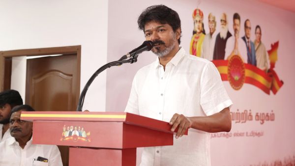 అలా చేస్తేనే అసెంబ్లీ ఎన్నికల్లో విజయం అంటున్న దళపతి విజయ్‌..!