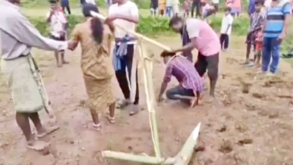 ఆ పని చేస్తూ దొరికిపోయారు.. నాగలికి కట్టి పొలం దున్నించారు.. వీడియో వైరల్