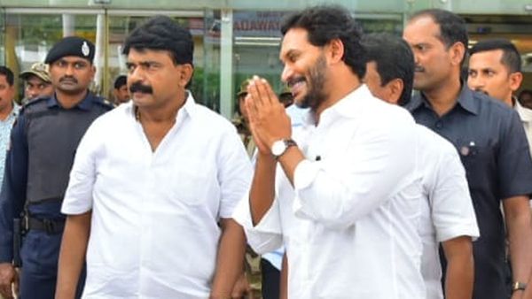 జగన్ కారు ఎక్కమంటే ఎక్కా ..! నాకేం తెలియదన్న పేర్ని నాని...!