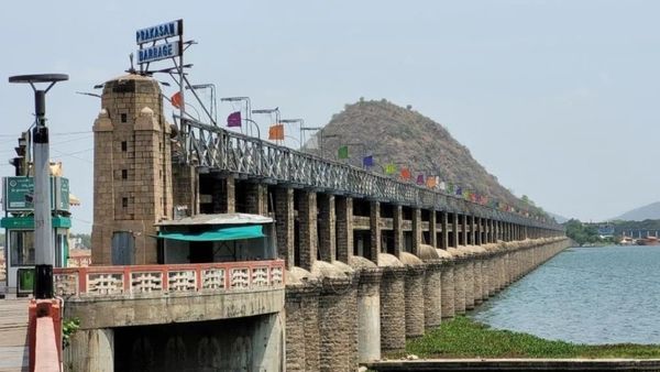 ప్రకాశం బ్యారేజీ గేట్ల ఎత్తివేత