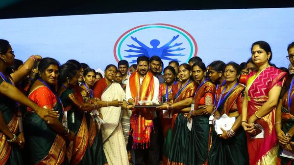 మహిళా సంఘాలకు రేవంత్ సర్కార్ మరో తీపికబురు.. పండుగ చేస్కొండి!