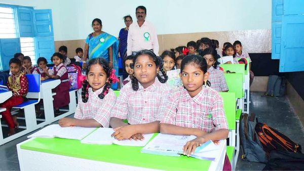 తెలంగాణలో ఆ విద్యార్థులకు ఉచితంగా స్పోర్ట్స్ సూట్, షూస్