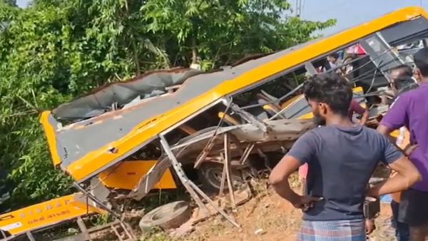 పట్టాలపై ఎగిరిపడ్డ స్కూల్ బస్- విద్యార్థులు దుర్మరణం