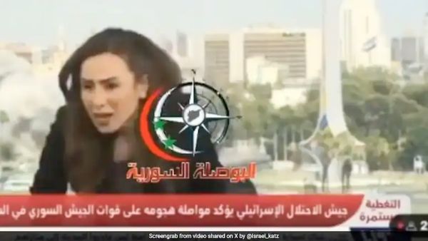 టీవీ బిల్డింగ్ పై బాంబుల వర్షం.. భయంతో పరిగెత్తిన న్యూస్ రీడర్.. వీడియో వైరల్