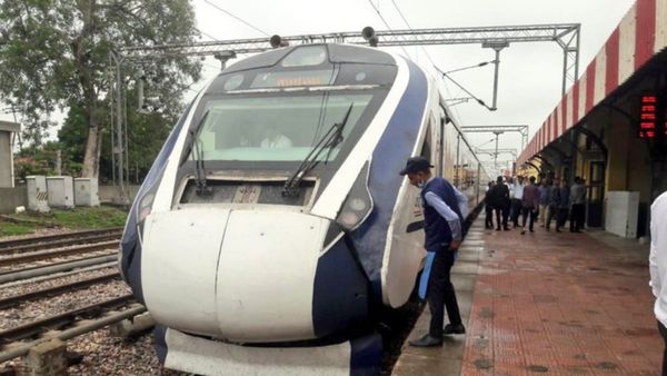 ట్రాక్ పైకి ఎద్దు..! విశాఖ-హైదరాబాద్ వందే భారత్ కు తప్పిన పెను ప్రమాదం..!