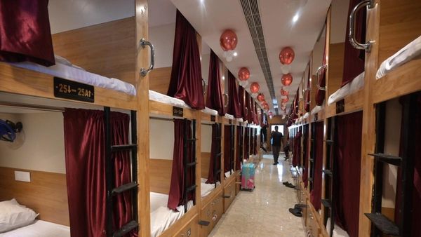 రైల్వే ప్రయాణికులకు శుభవార్త.. ఏపీలో ఆ రైల్వే స్టేషన్లో స్లీపింగ్ ప్యాడ్స్!