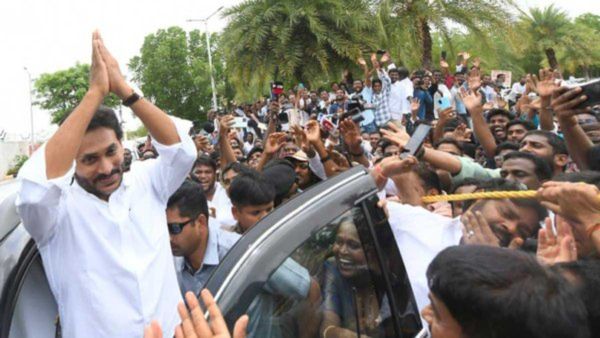 జగన్ నెల్లూరు టూర్ వేళ వైసీపీ కీలక నేతకు పోలీసుల షాక్..!