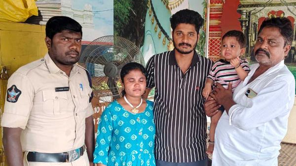 పాపను కారులో మరచి దైవ దర్శనానికి వెళ్ళిన తల్లిదండ్రులు; తిరిగి వచ్చేసరికి..