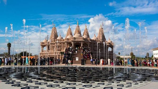 అమెరికాలో ఆలయంపై అడ్డమైన రాతలు: భారత్ తో గొడవల వేళ..