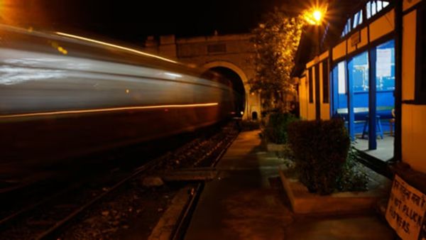 Haunted railway stations: ఆత్మ ఏడుపులు, అరుపులు.. బరోగ్ రైల్వేస్టేషన్ భయానక కథ ఇదే!