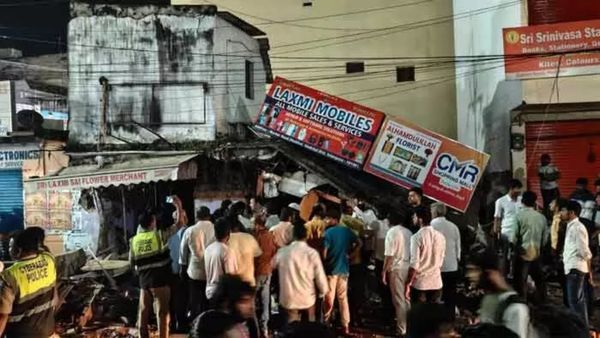 ఇంట్లో సిలిండర్‌ పేలి కుప్పకూలిన భవనం.. భయానక వీడియో వైరల్