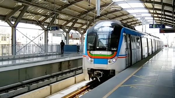 హైదరాబాద్‌ ట్రాఫిక్ జామ్ దెబ్బకు.. మెట్రోలో ప్రయాణించిన మంత్రి