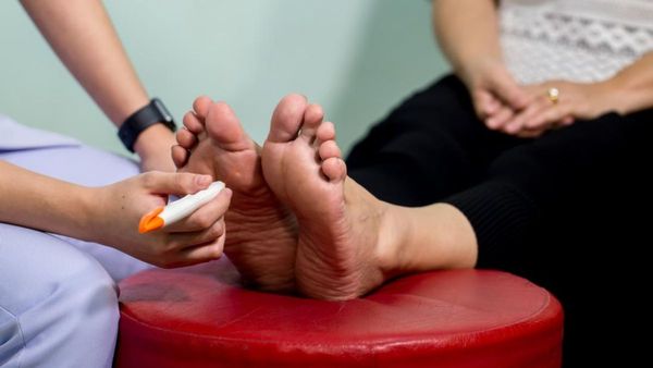 డయాబెటిక్ న్యూరోపతి గురించి తప్పక తెలుసుకోండి.. ఫుల్ డీటెయిల్స్ ఇవే!