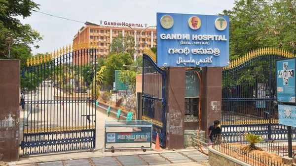 8షేవింగ్ బ్లేడ్లు మింగిన ఆటో డ్రైవర్..ఆపరేషన్ లేకుండా గాంధీ వైద్యులు ఎలా కాపాడారంటే