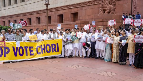 'లోక్‌సభను వెంటనే రద్దు చేయాలి': ఈసీపై 'ఇండియా' కూటమి ఆగ్రహం