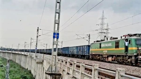 4.5 కిలోమీటర్ల పొడవైన రైలును చూశారా..? ఇండియన్ రైల్వే రికార్డ్..