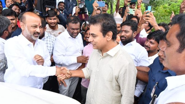 ఆప్యాయంగా పలకరించుకున్న కేటీఆర్, బండి సంజయ్ (వీడియో) 